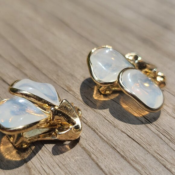 Vintage Crown Trifari Clip-On Earrings Gold Tone Iridescent Opaline Glass Petals - Picture 5 of 8
